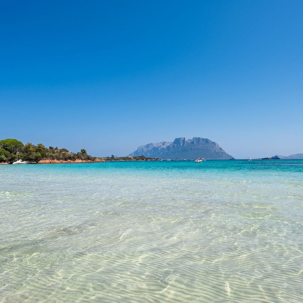 Il mare cristallino di Porto Istana con vista su Tavolara